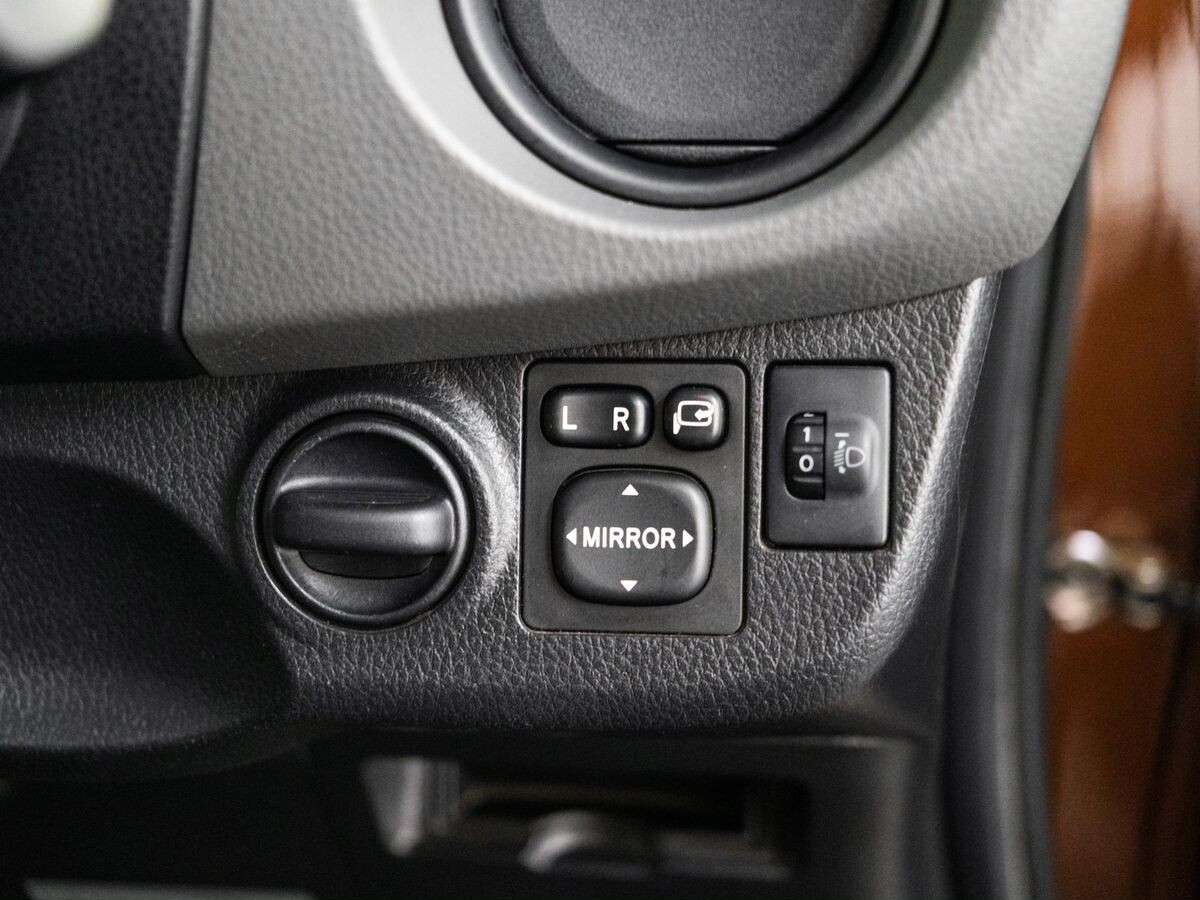 Toyota Vitz 2015 - фото автомобиля