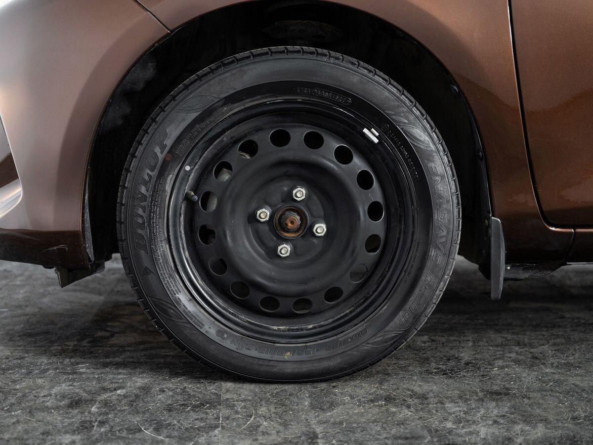 Toyota Vitz 2015 - фото автомобиля