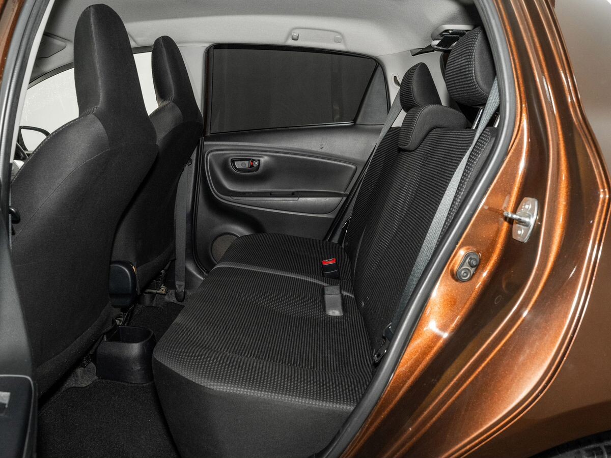 Toyota Vitz 2015 - фото автомобиля