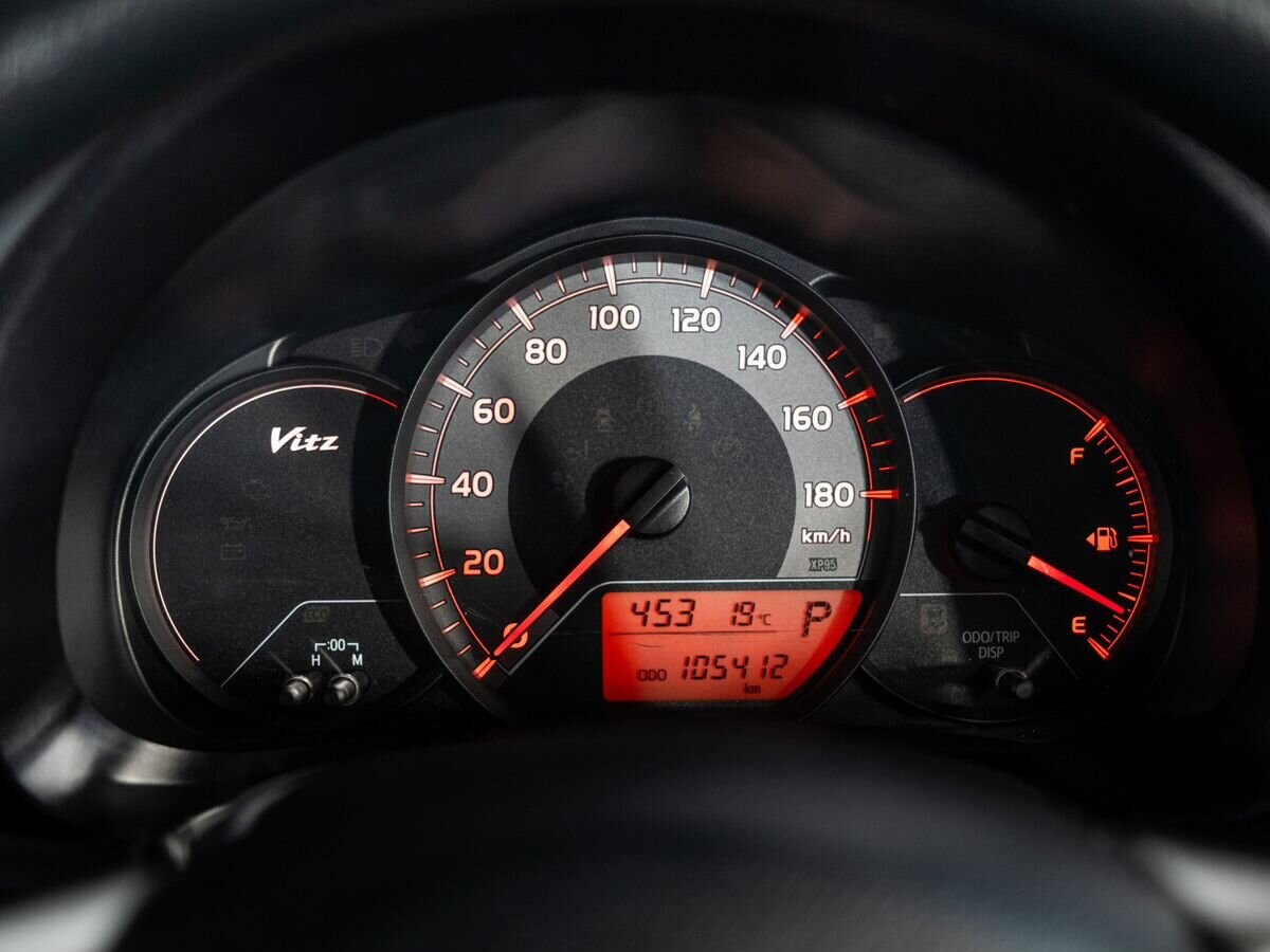 Toyota Vitz 2015 - фото автомобиля