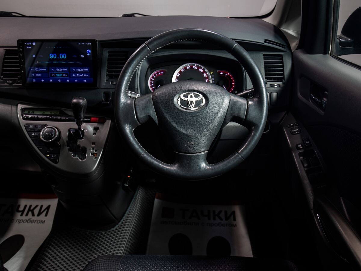 Toyota ISis 2010 - фото автомобиля