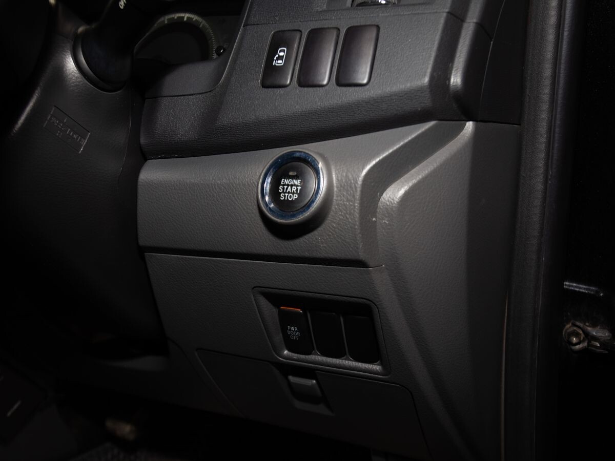 Toyota ISis 2010 - фото автомобиля