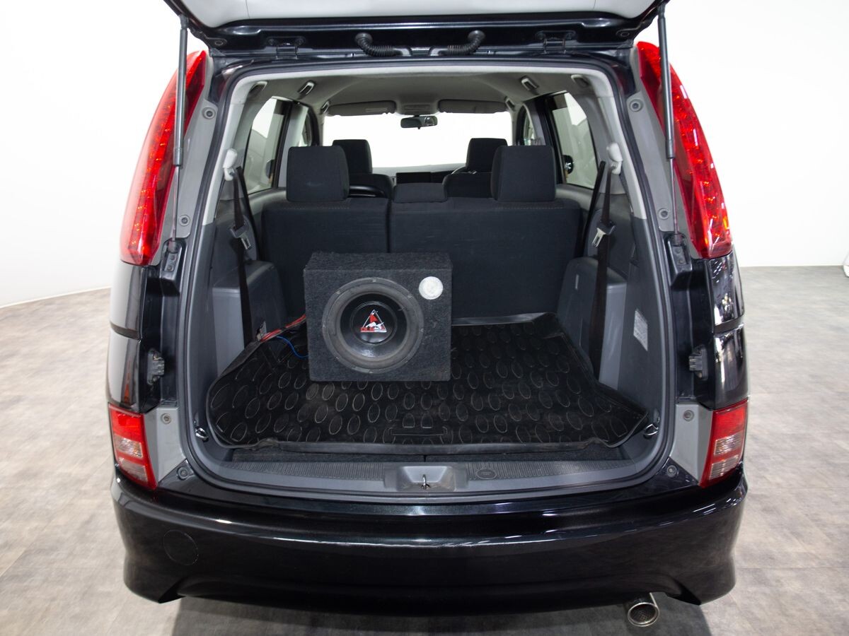 Toyota ISis 2010 - фото автомобиля