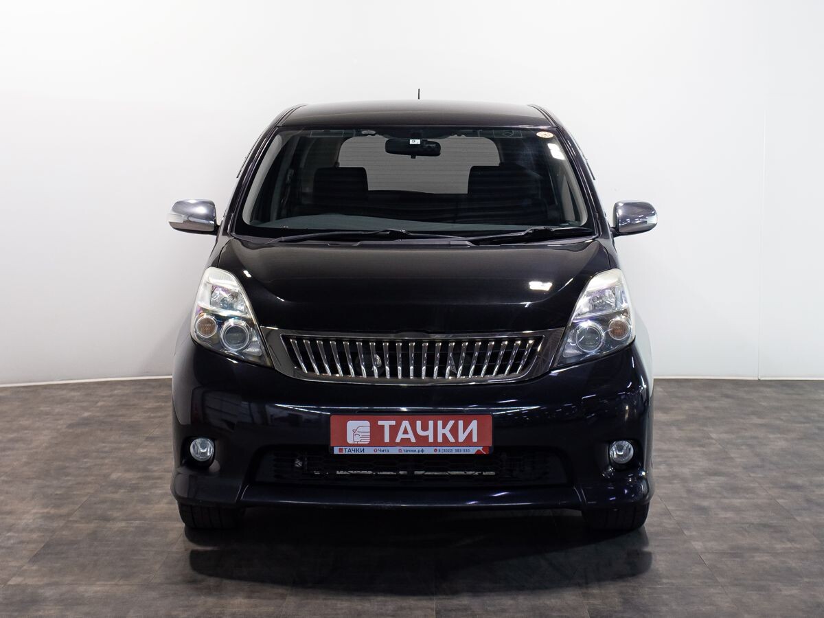 Toyota ISis 2010 - фото автомобиля