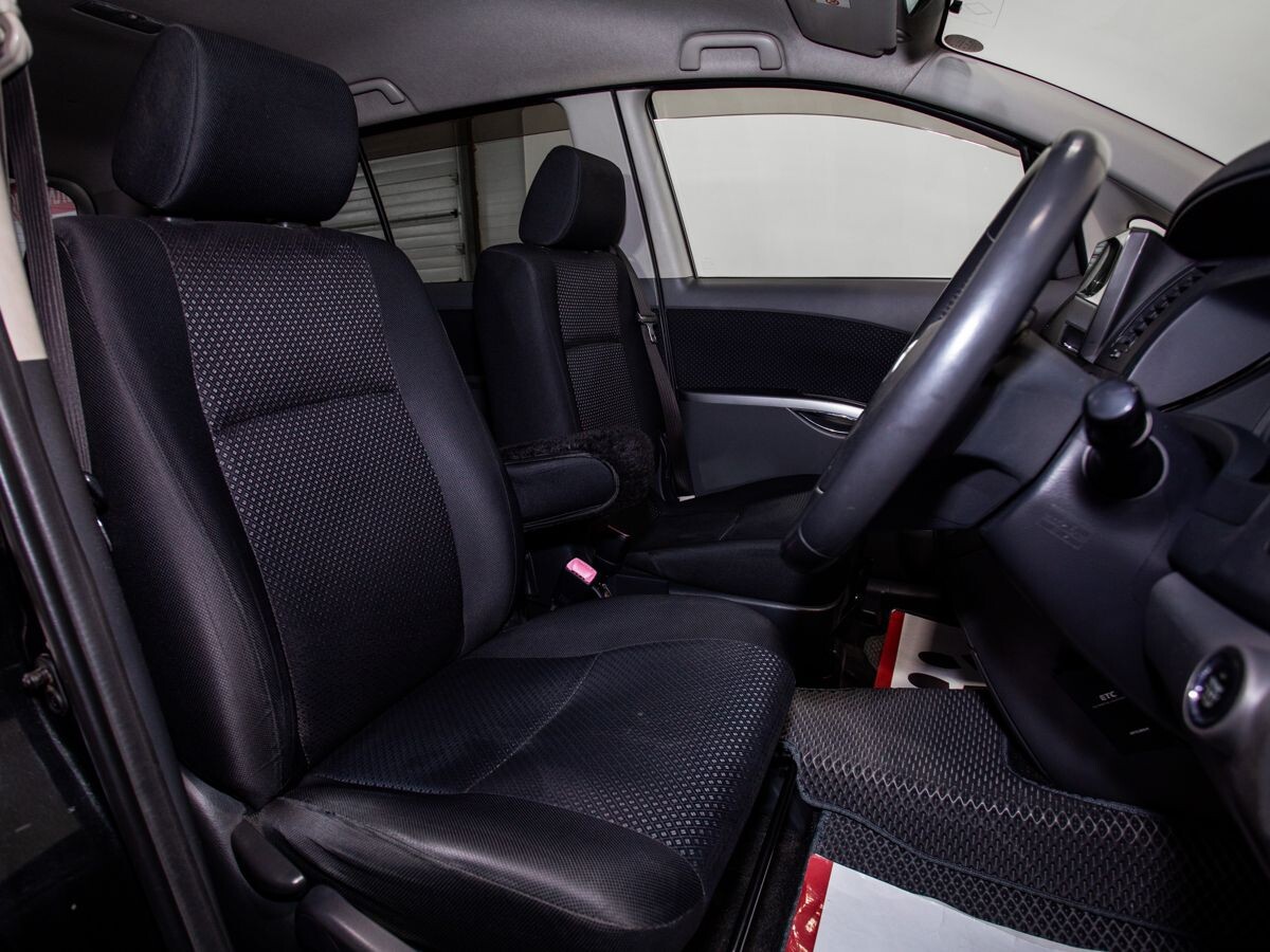 Toyota ISis 2010 - фото автомобиля