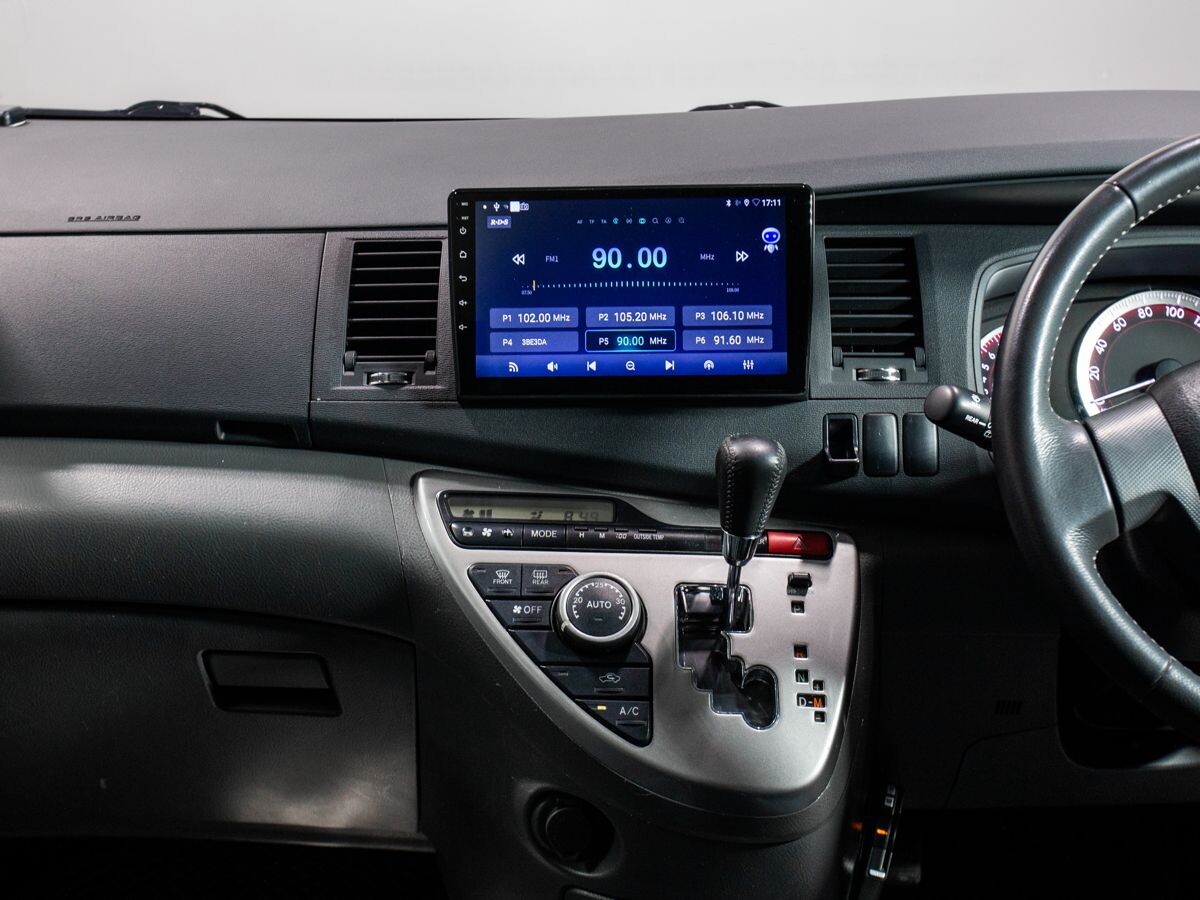 Toyota ISis 2010 - фото автомобиля