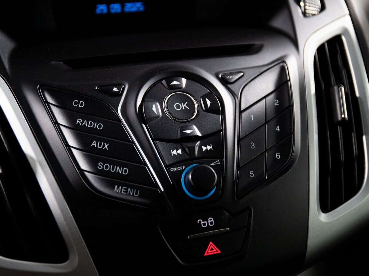 Ford Focus 2012 - фото автомобиля