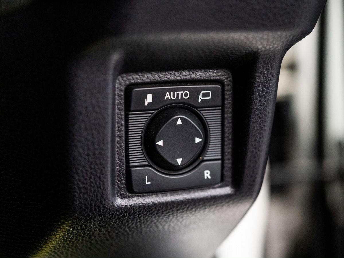 Toyota Crown 2019 - фото автомобиля