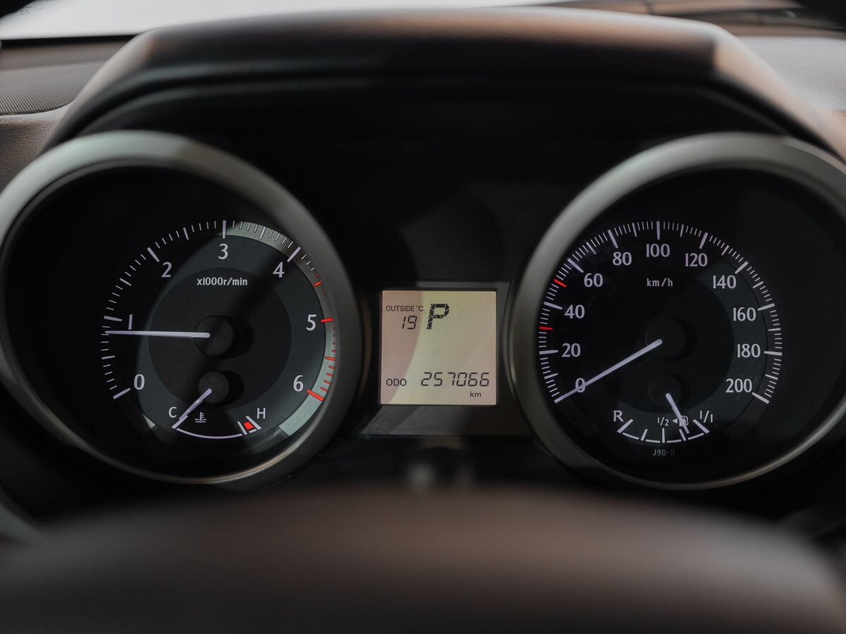 Toyota Land Cruiser Prado 2010 - фото автомобиля