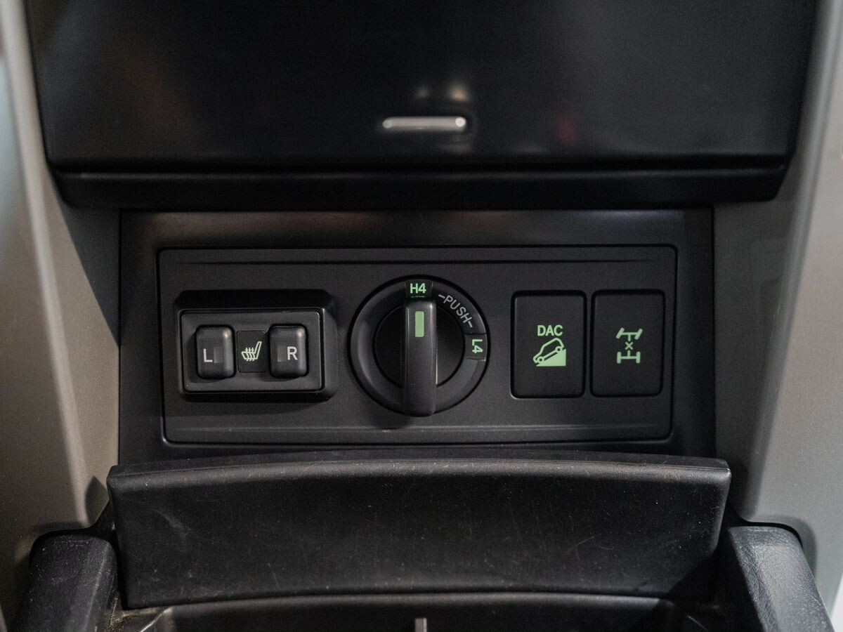 Toyota Land Cruiser Prado 2010 - фото автомобиля