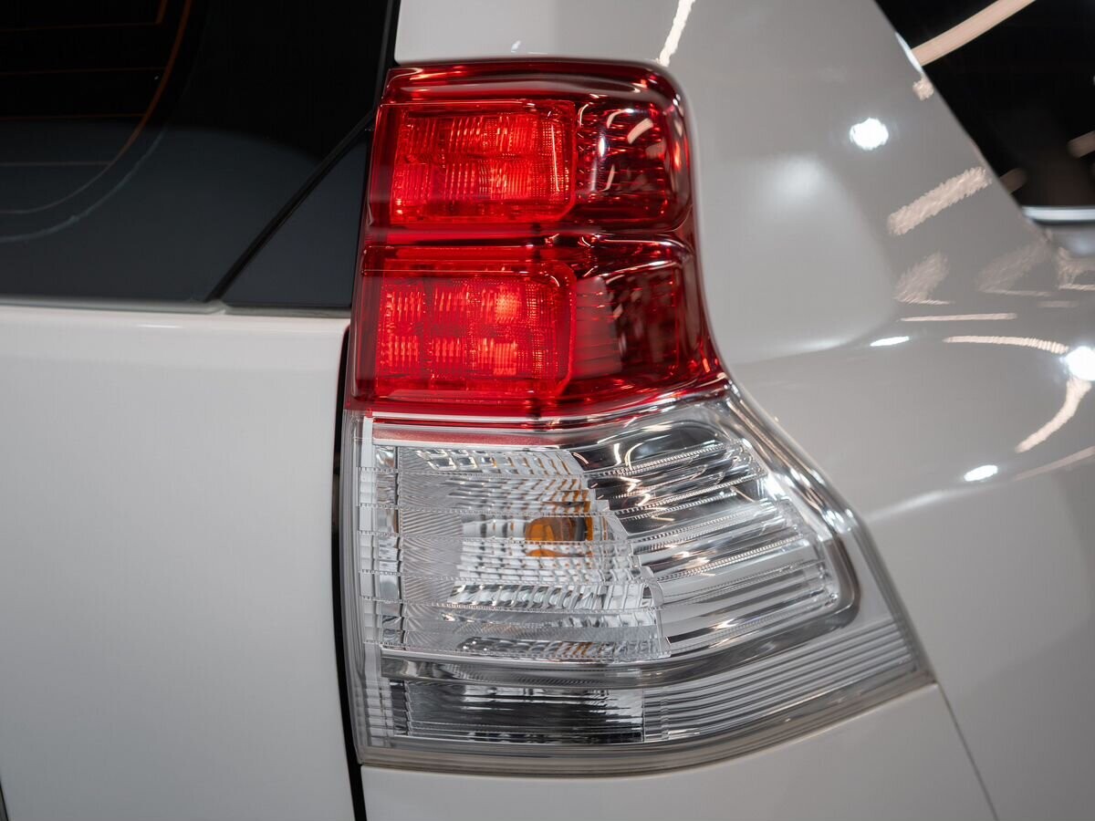 Toyota Land Cruiser Prado 2010 - фото автомобиля