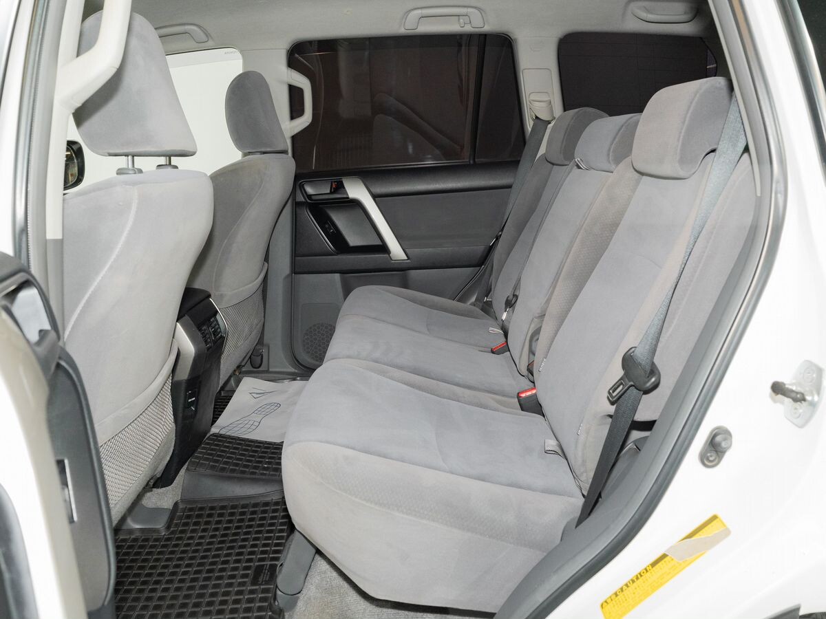 Toyota Land Cruiser Prado 2010 - фото автомобиля