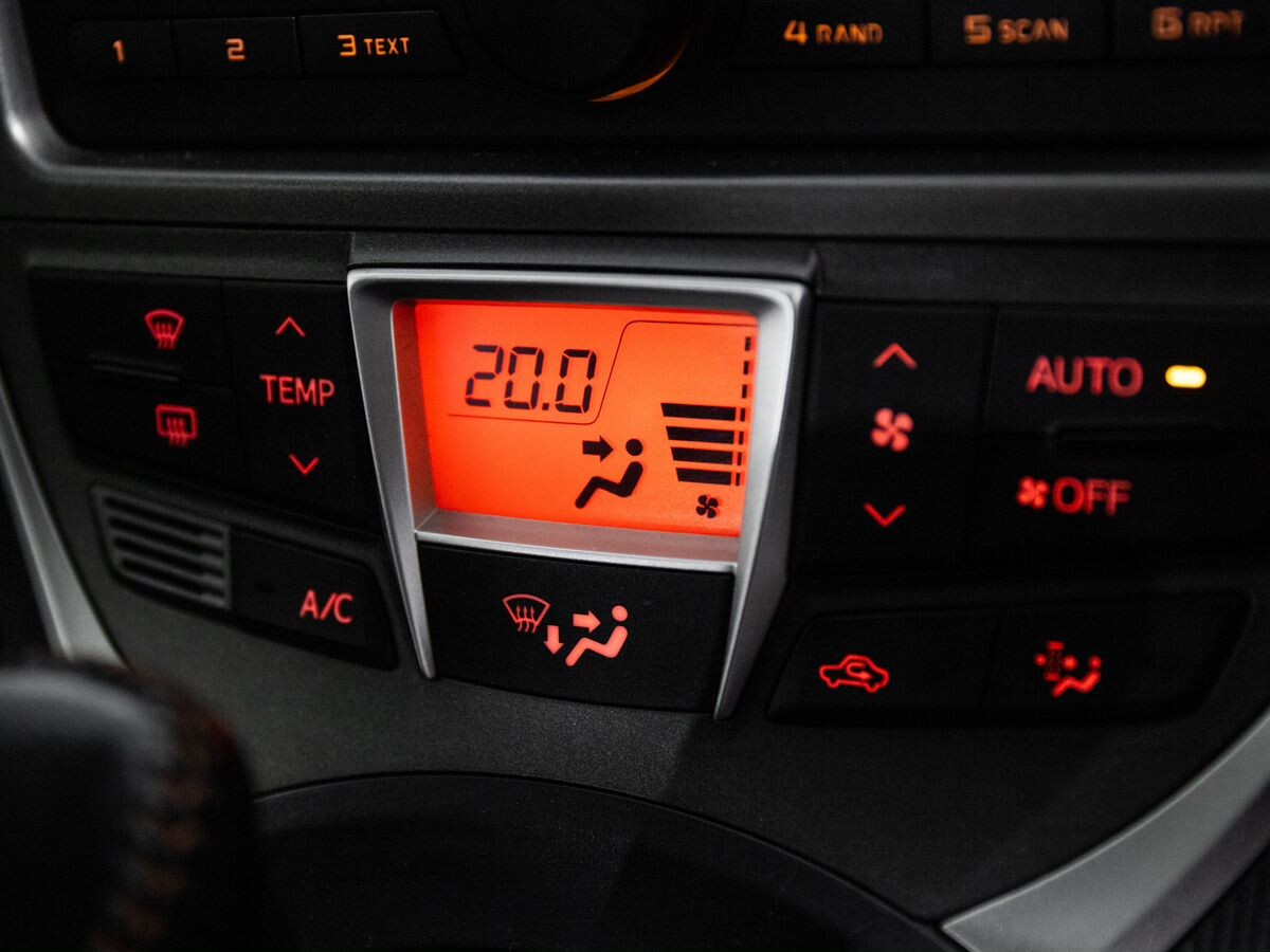 Toyota Ractis 2011 - фото автомобиля