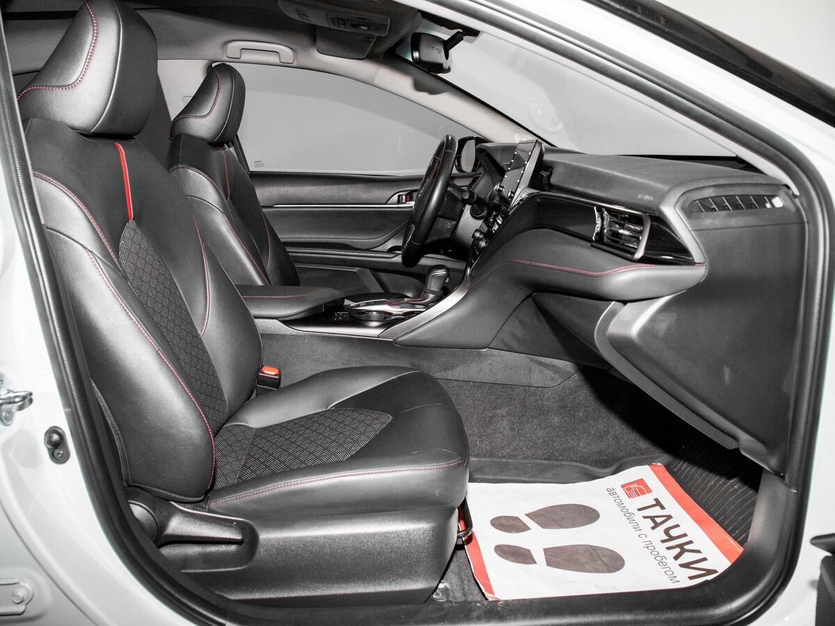 Toyota Camry 2021 - фото автомобиля