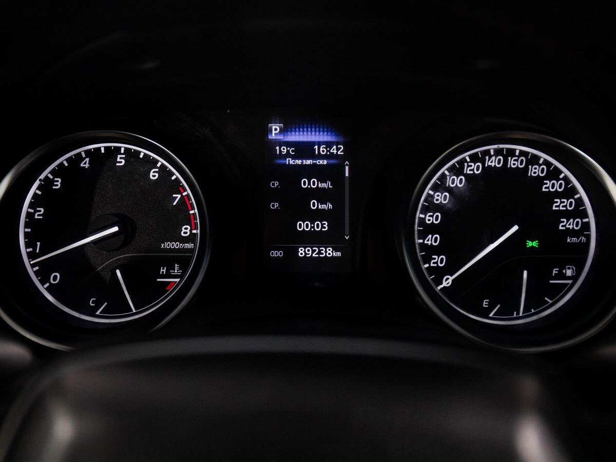 Toyota Camry 2021 - фото автомобиля