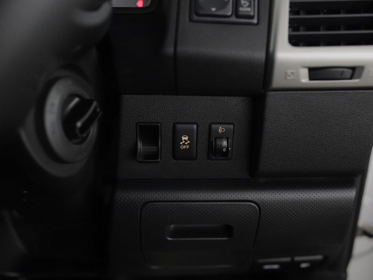 Nissan Wingroad 2018 - фото автомобиля