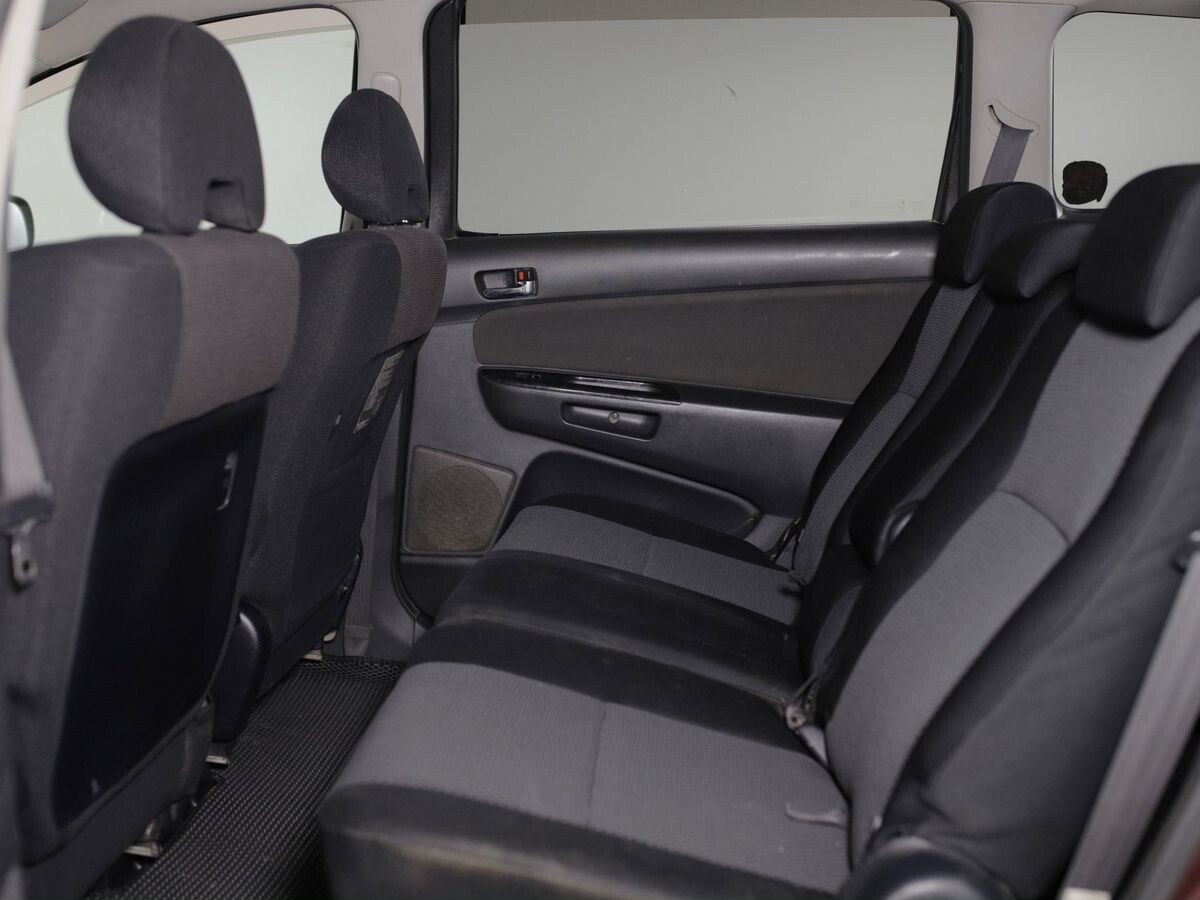 Toyota Wish 2005 - фото автомобиля