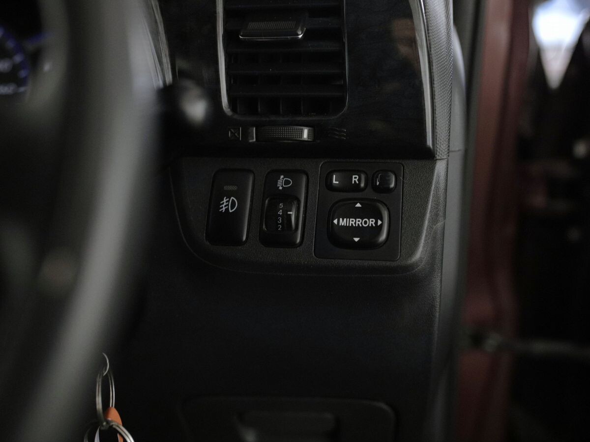 Toyota Wish 2005 - фото автомобиля