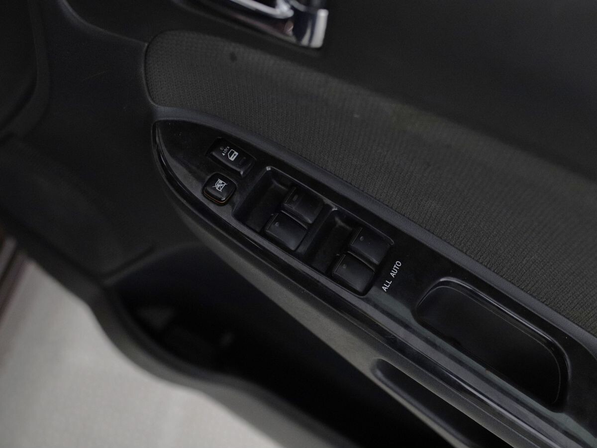 Toyota Wish 2005 - фото автомобиля