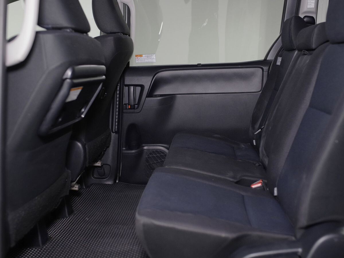 Toyota Voxy 2019 - фото автомобиля