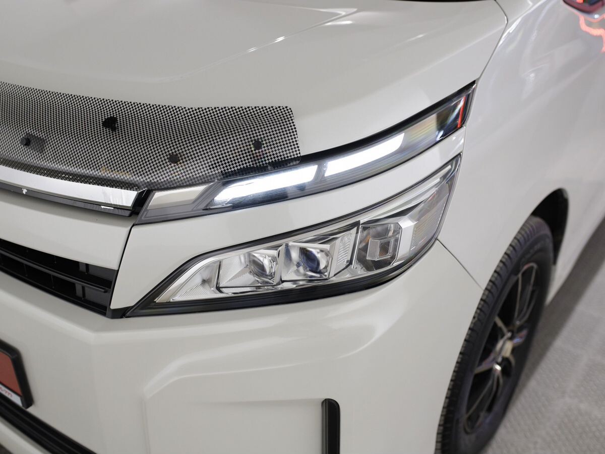 Toyota Voxy 2019 - фото автомобиля