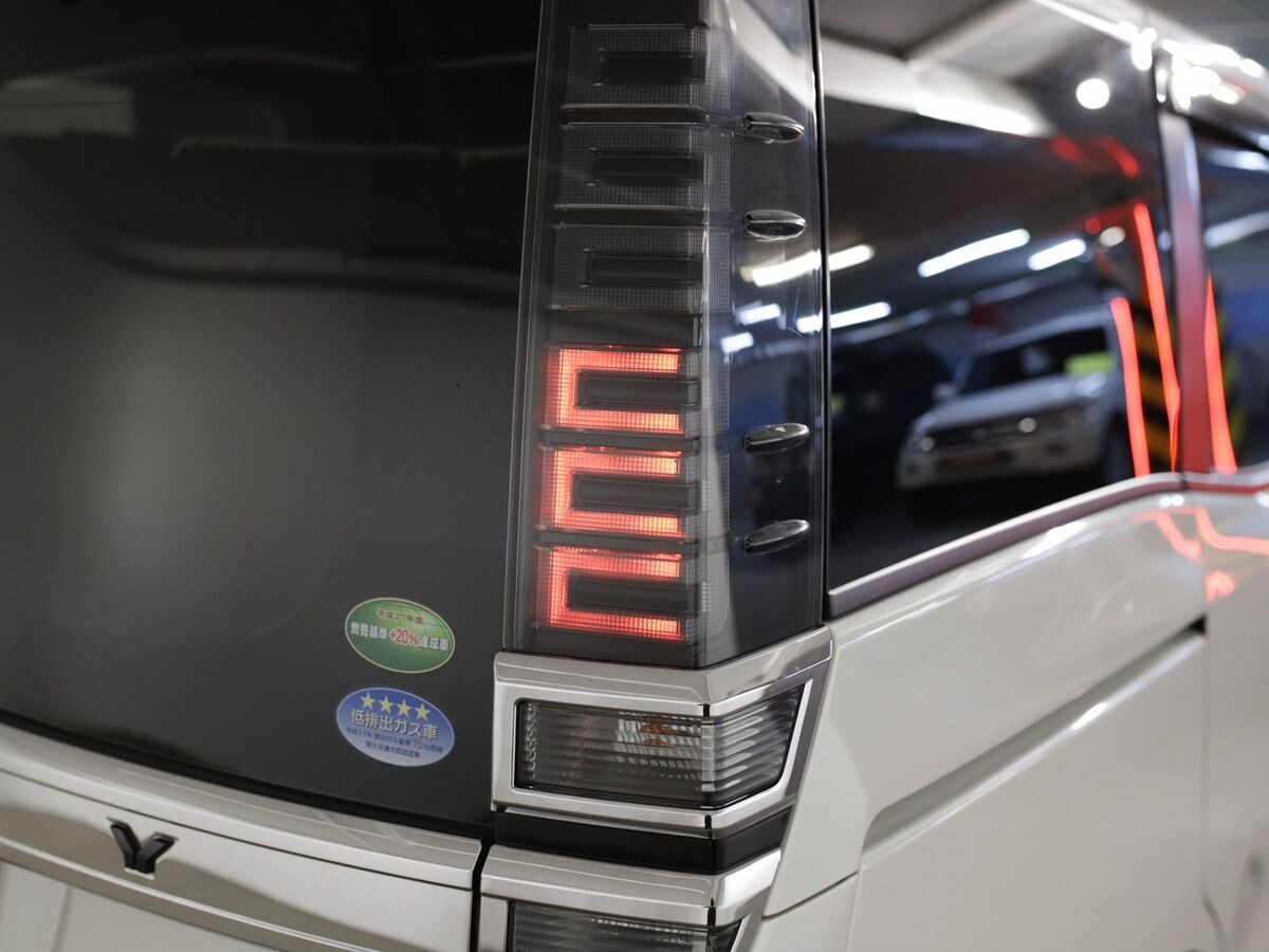 Toyota Voxy 2019 - фото автомобиля