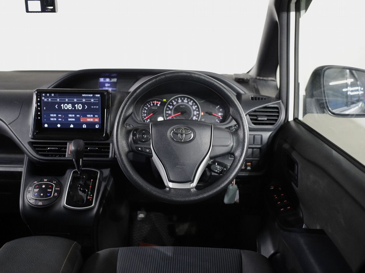Toyota Voxy 2019 - фото автомобиля
