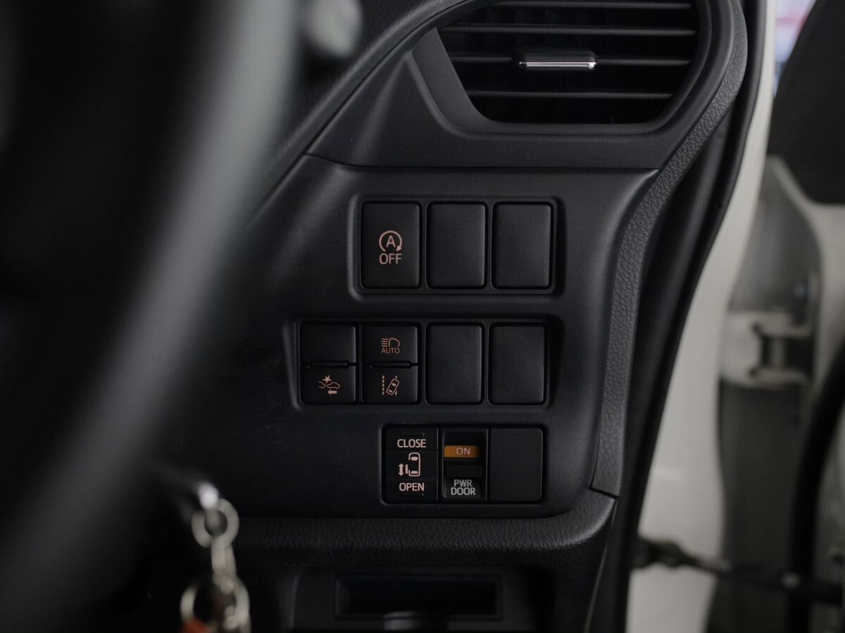 Toyota Voxy 2019 - фото автомобиля