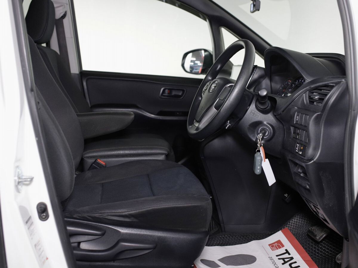 Toyota Voxy 2019 - фото автомобиля