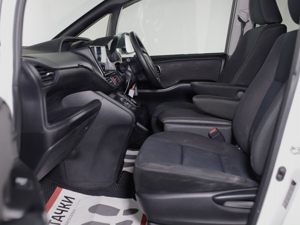 Toyota Voxy 2019 - фото автомобиля