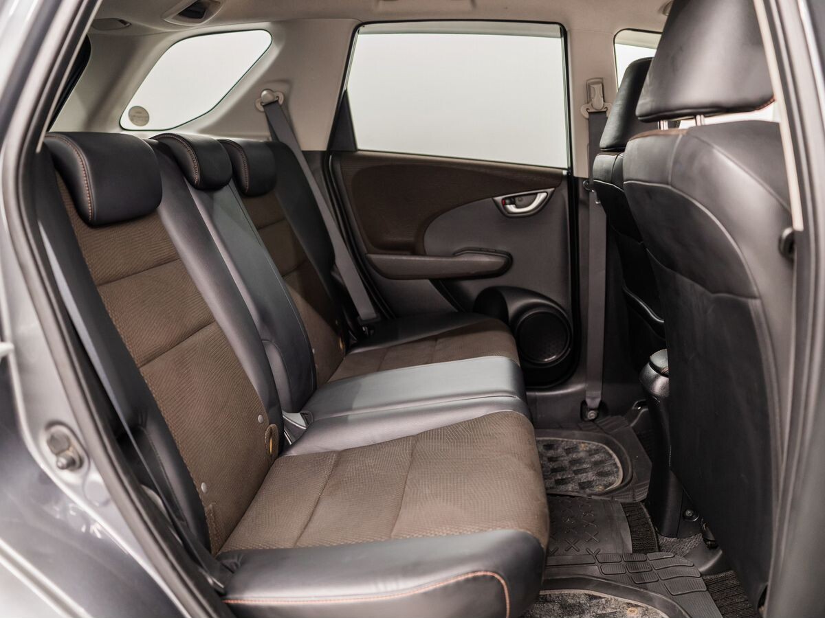 Honda Fit Shuttle 2012 - фото автомобиля