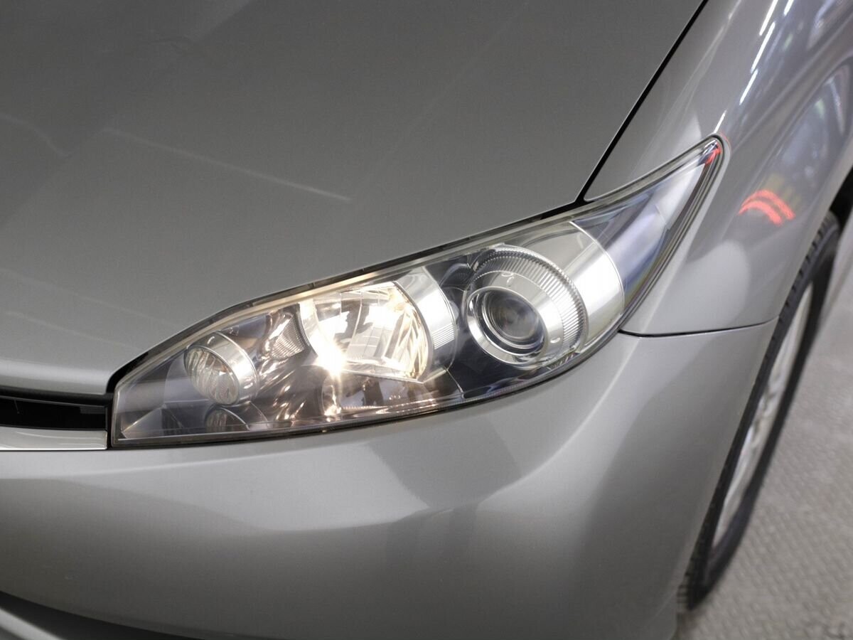 Toyota Wish 2010 - фото автомобиля