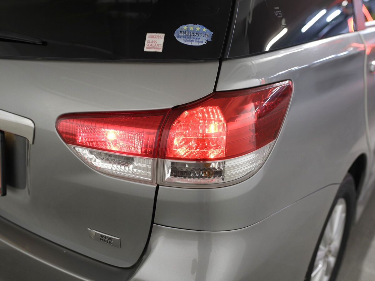 Toyota Wish 2010 - фото автомобиля