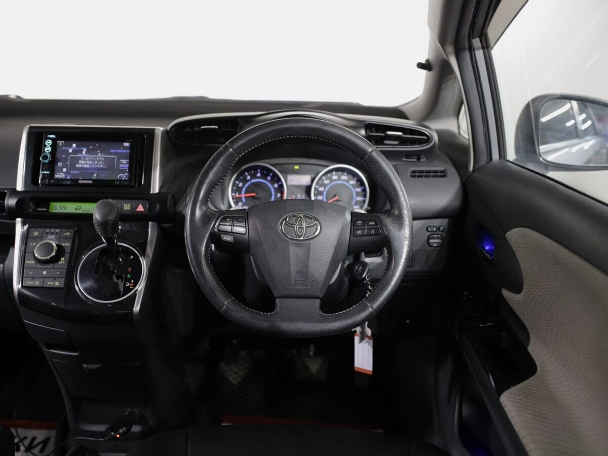 Toyota Wish 2010 - фото автомобиля