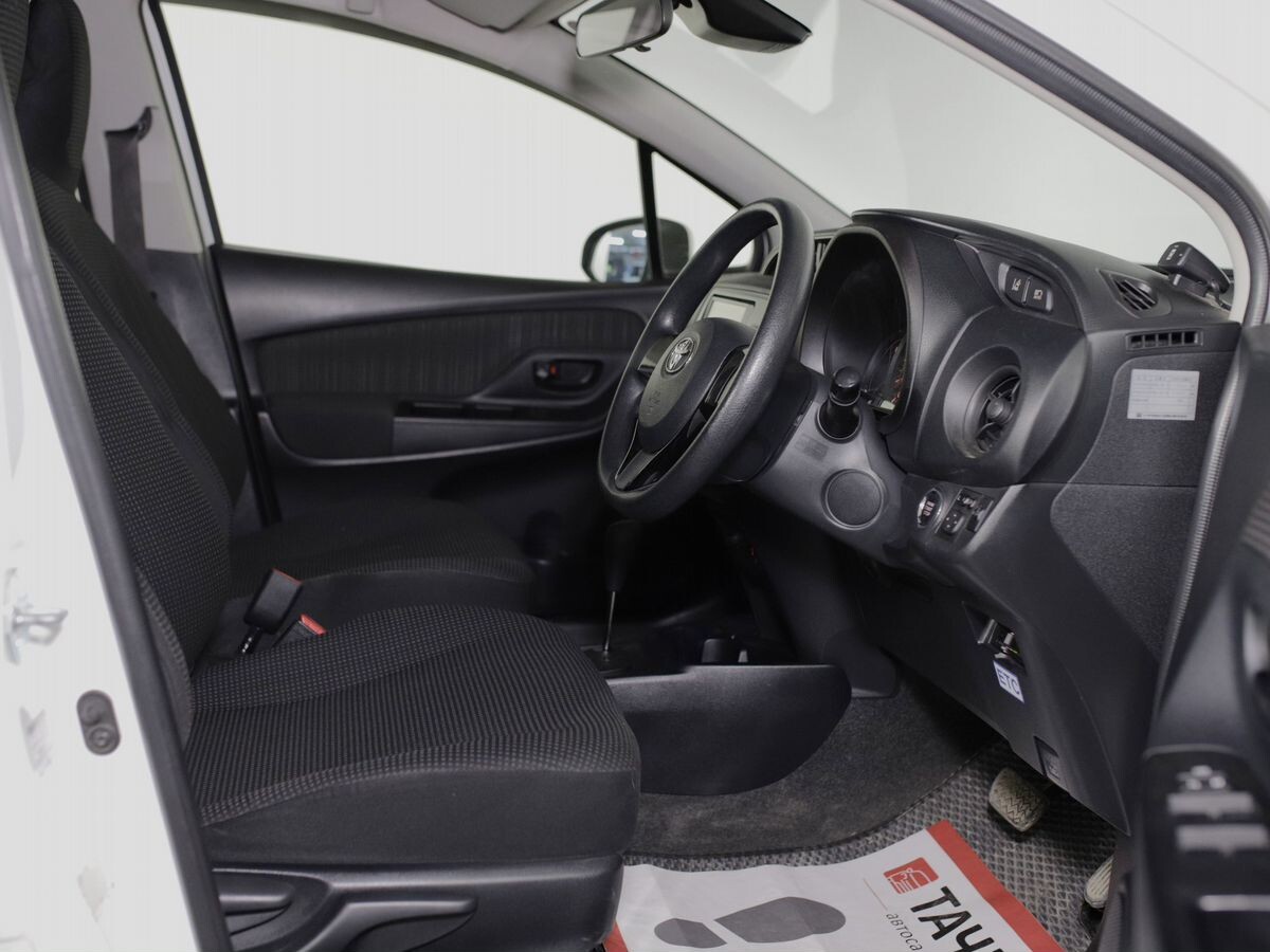 Toyota Vitz 2018 - фото автомобиля