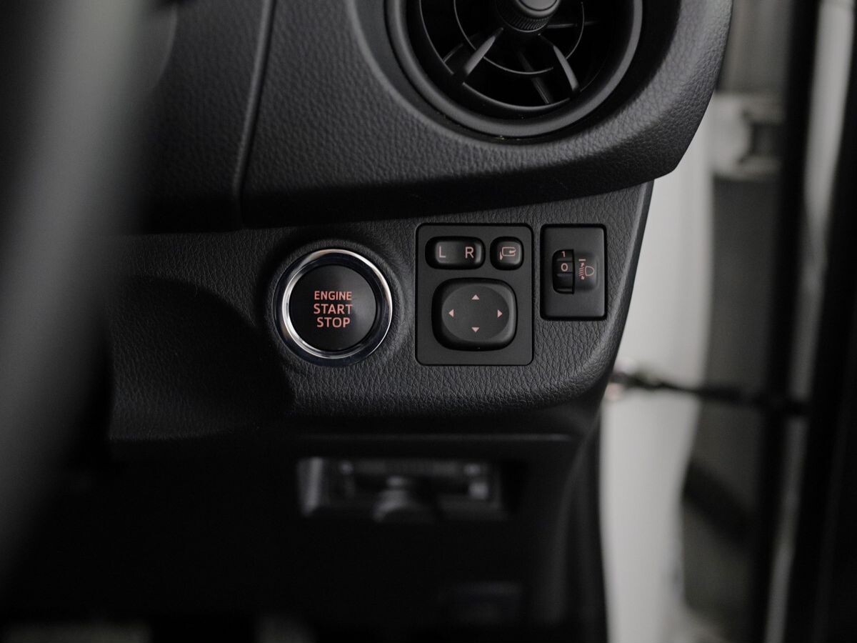 Toyota Vitz 2019 - фото автомобиля