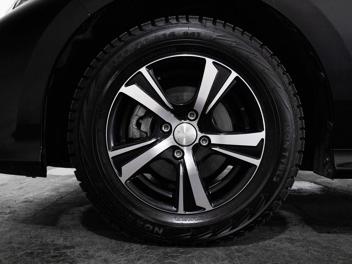 Toyota Yaris 2020 - фото автомобиля