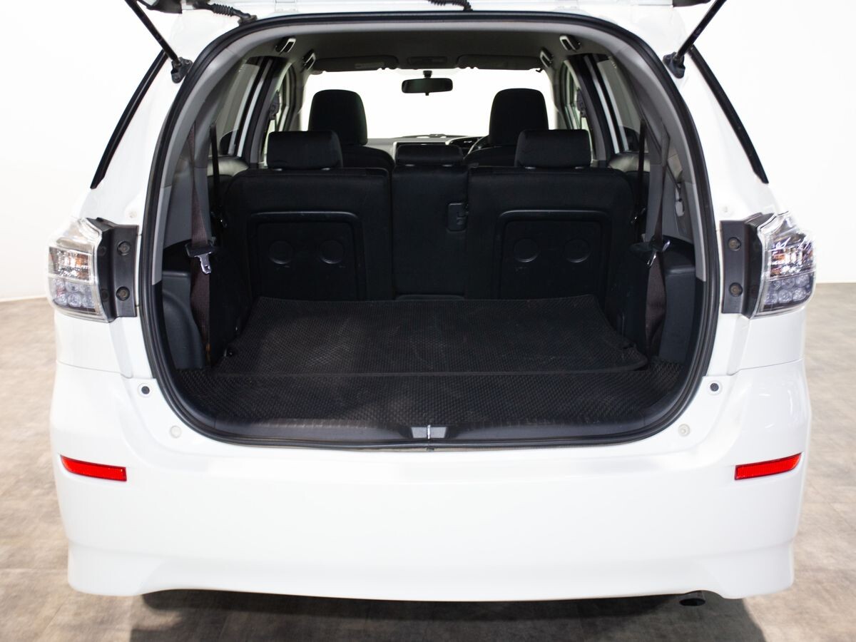 Toyota Wish 2013 - фото автомобиля