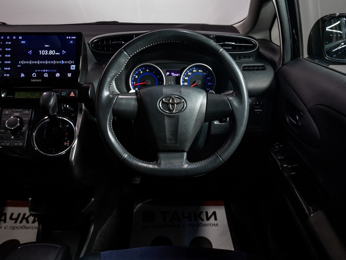 Toyota Wish 2013 - фото автомобиля