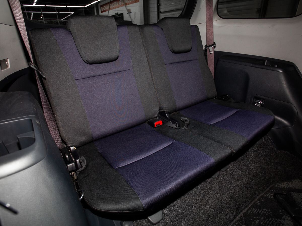 Toyota Wish 2013 - фото автомобиля