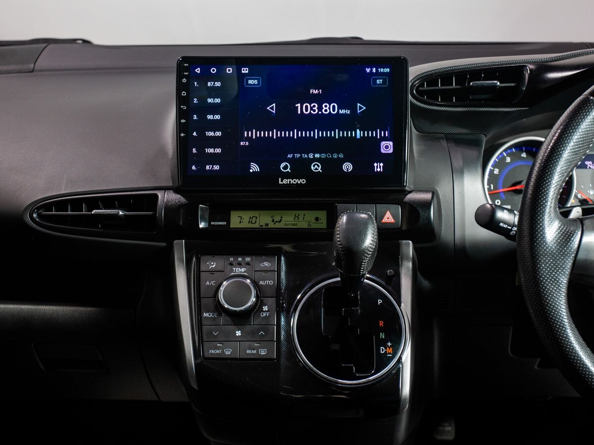 Toyota Wish 2013 - фото автомобиля