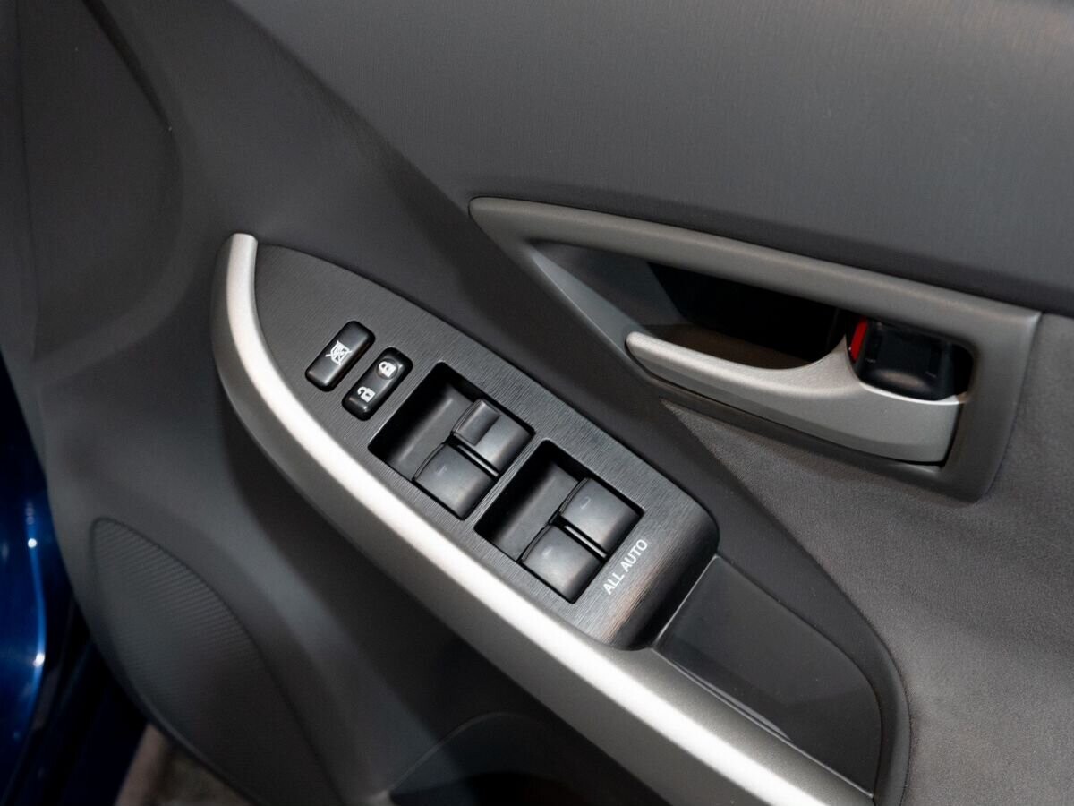 Toyota Prius 2010 - фото автомобиля