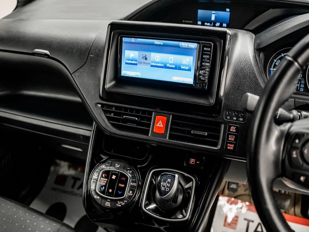 Toyota Voxy 2018 - фото автомобиля