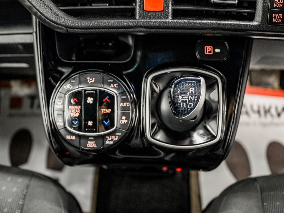 Toyota Voxy 2018 - фото автомобиля