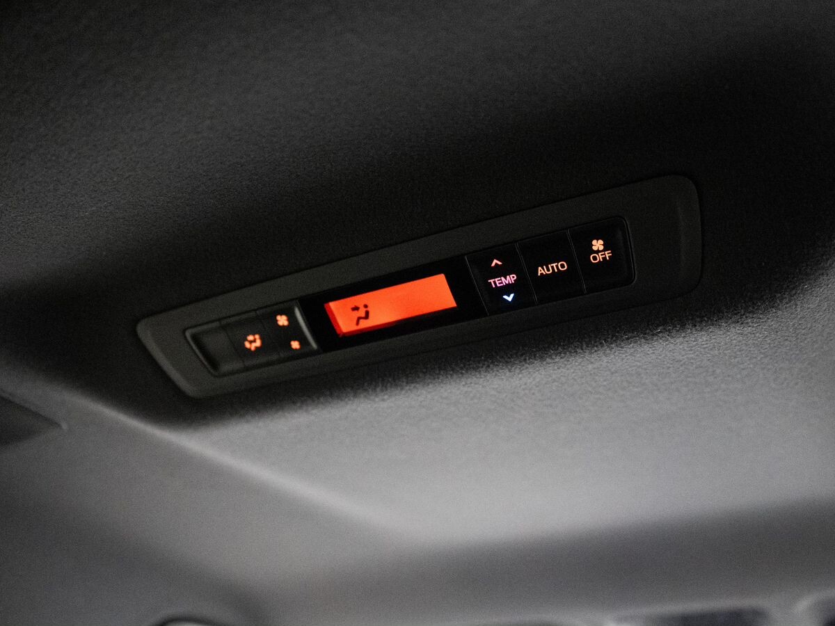 Toyota Voxy 2018 - фото автомобиля