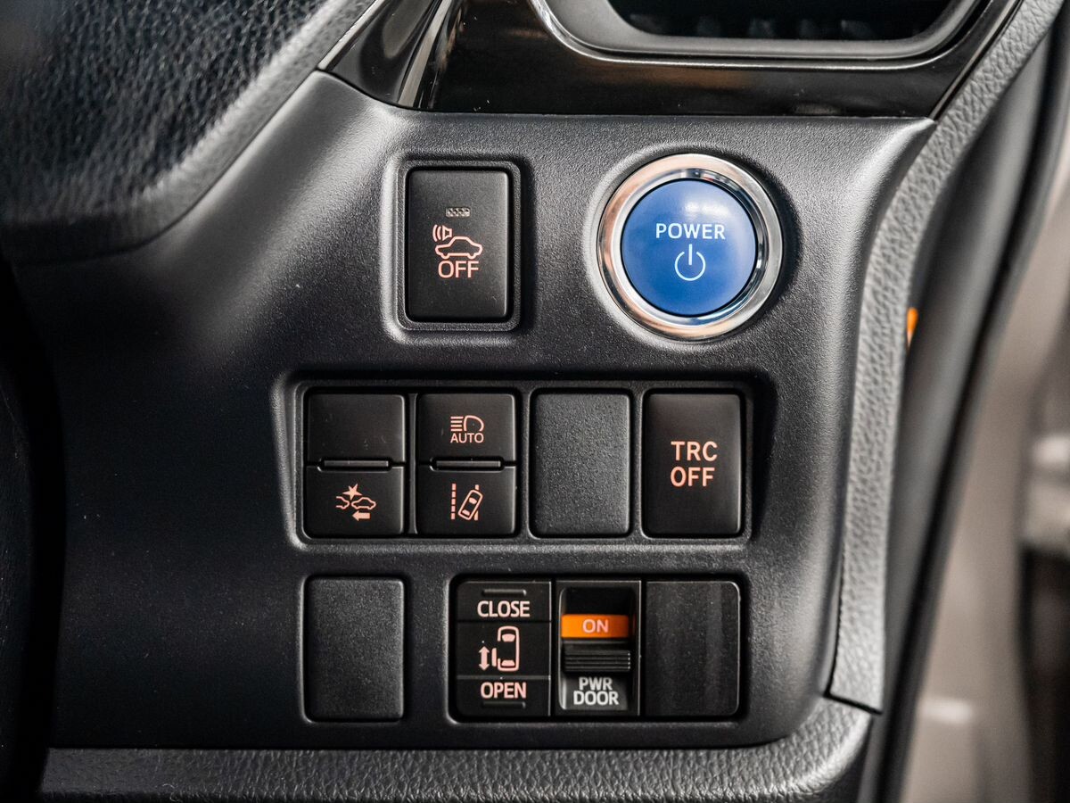 Toyota Voxy 2018 - фото автомобиля