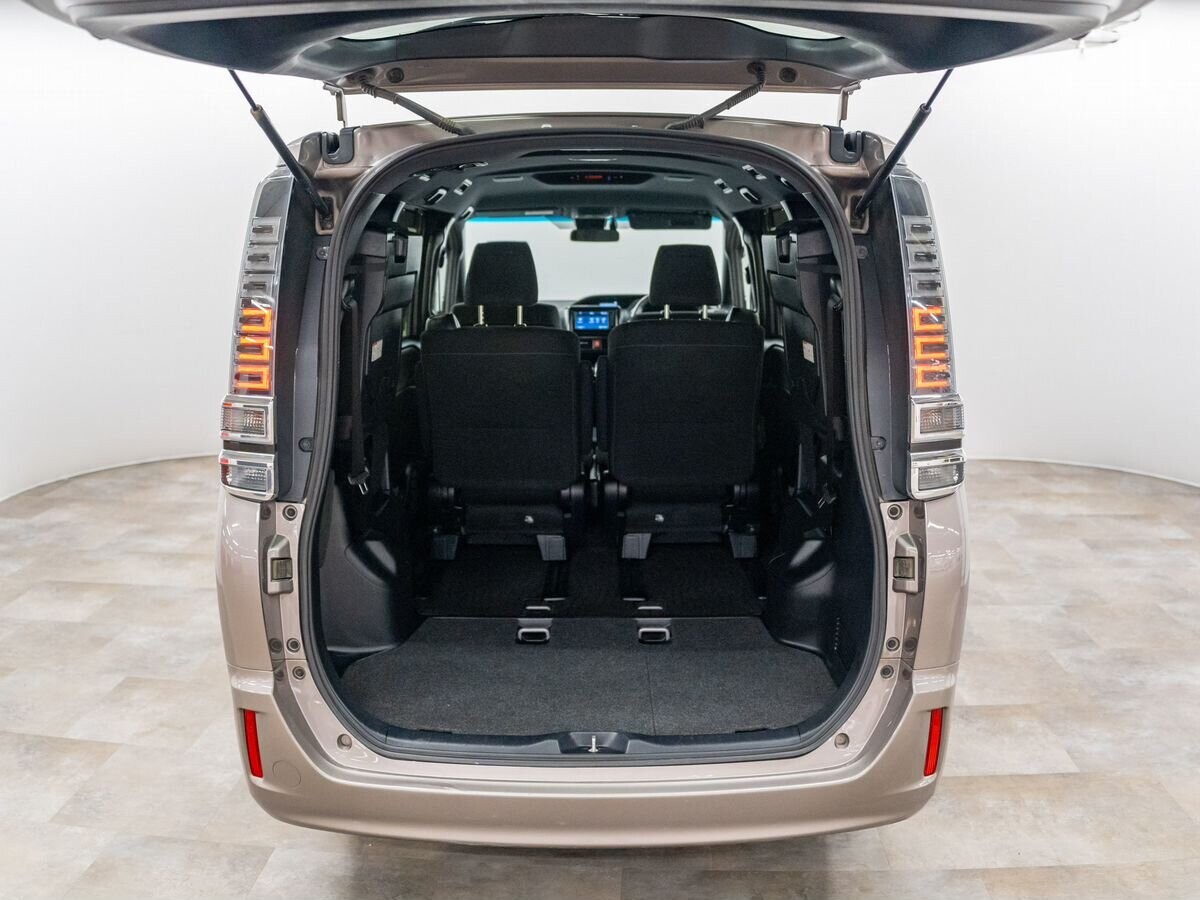 Toyota Voxy 2018 - фото автомобиля