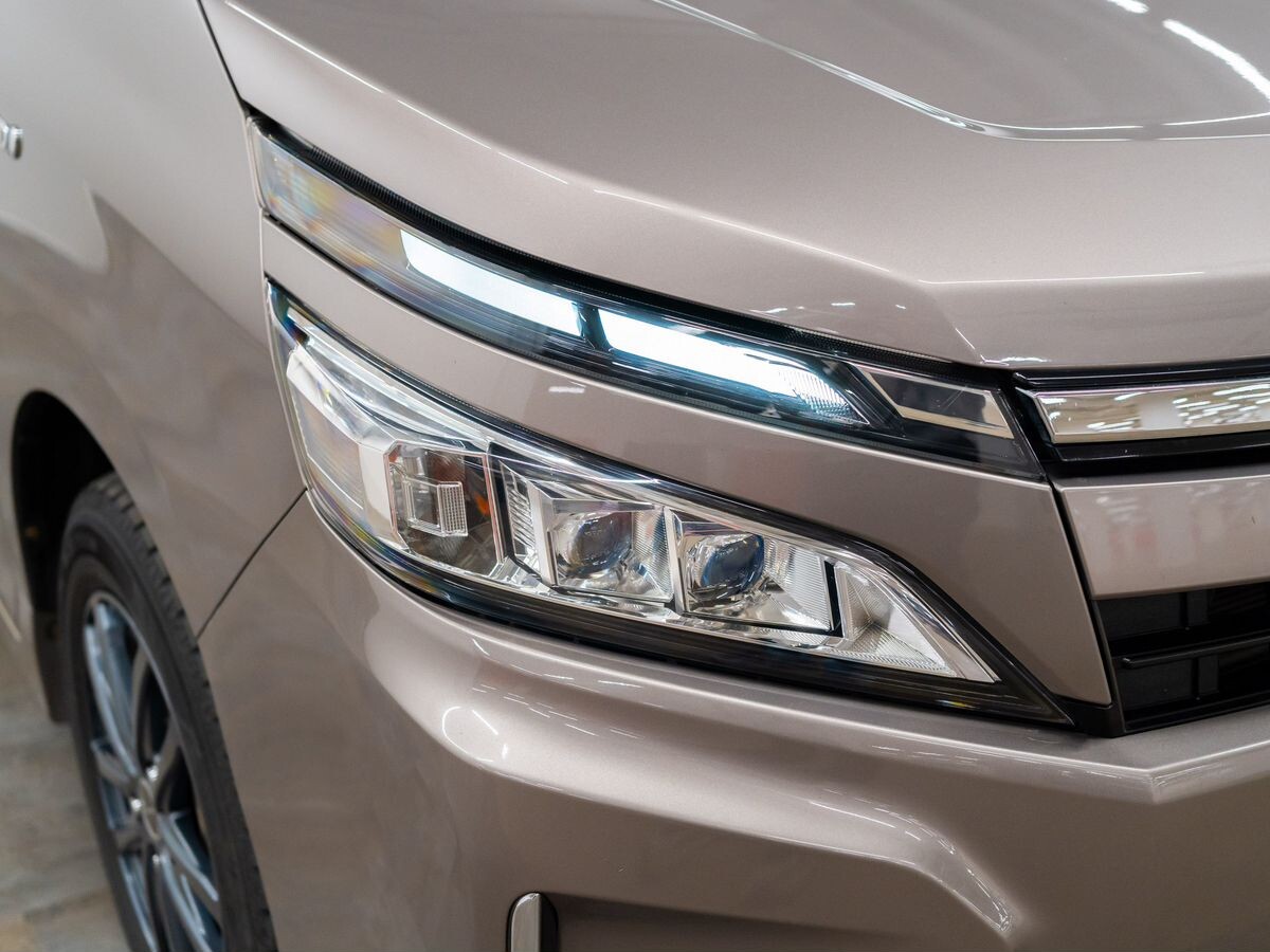 Toyota Voxy 2018 - фото автомобиля