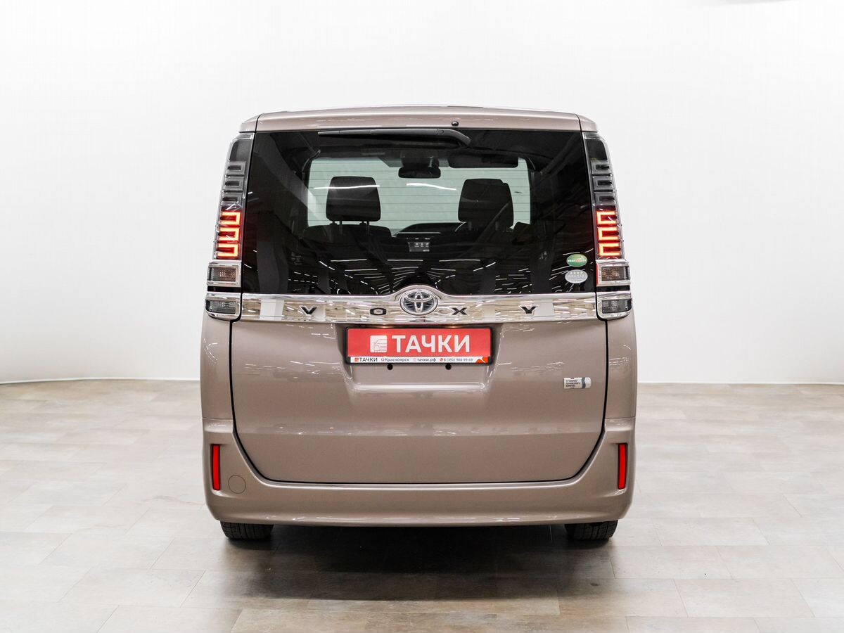 Toyota Voxy 2018 - фото автомобиля