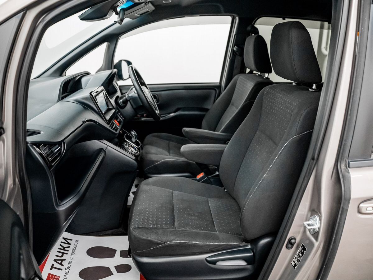 Toyota Voxy 2018 - фото автомобиля